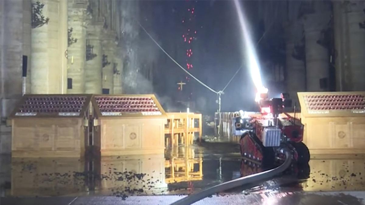 Notre Dame Yangınında Katedralin İçini Söndüren Robot: Colossus (Video)