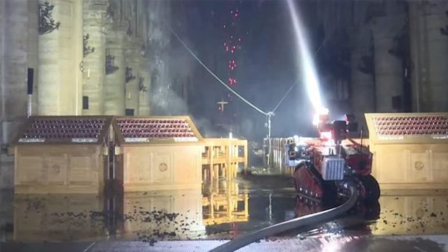 Notre Dame Yangınında Katedralin İçini Söndüren Robot: Colossus (Video)