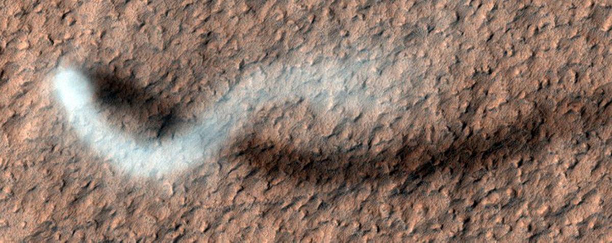 NASA, Mars’taki Devasa Bir Hortumun Fotoğrafını Yayınladı