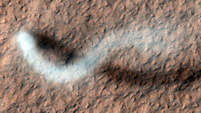 NASA, Mars’taki Devasa Bir Hortumun Fotoğrafını Yayınladı