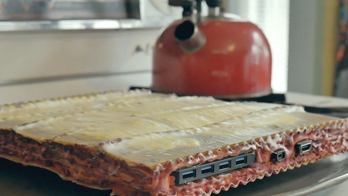 Bir YouTuber, ’Lazanyalı’ Dizüstü Bilgisayar Yaptı (Video)