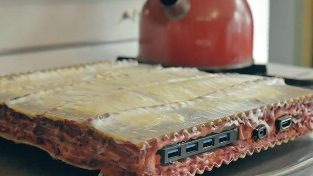 Bir YouTuber, ’Lazanyalı’ Dizüstü Bilgisayar Yaptı (Video)