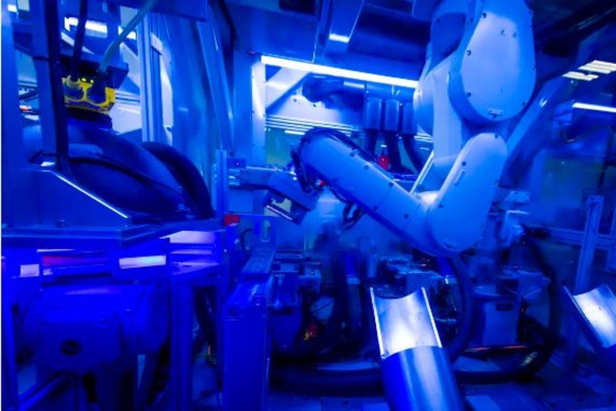 Yılda 1 Milyondan Fazla iPhone’u Parçalayan Dönüşüm Robotu Daisy Nasıl Çalışıyor?