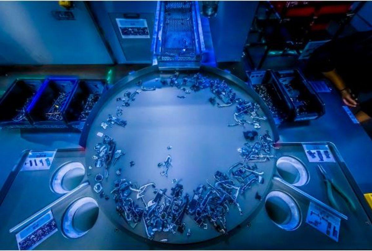 Yılda 1 Milyondan Fazla iPhone’u Parçalayan Dönüşüm Robotu Daisy Nasıl Çalışıyor?