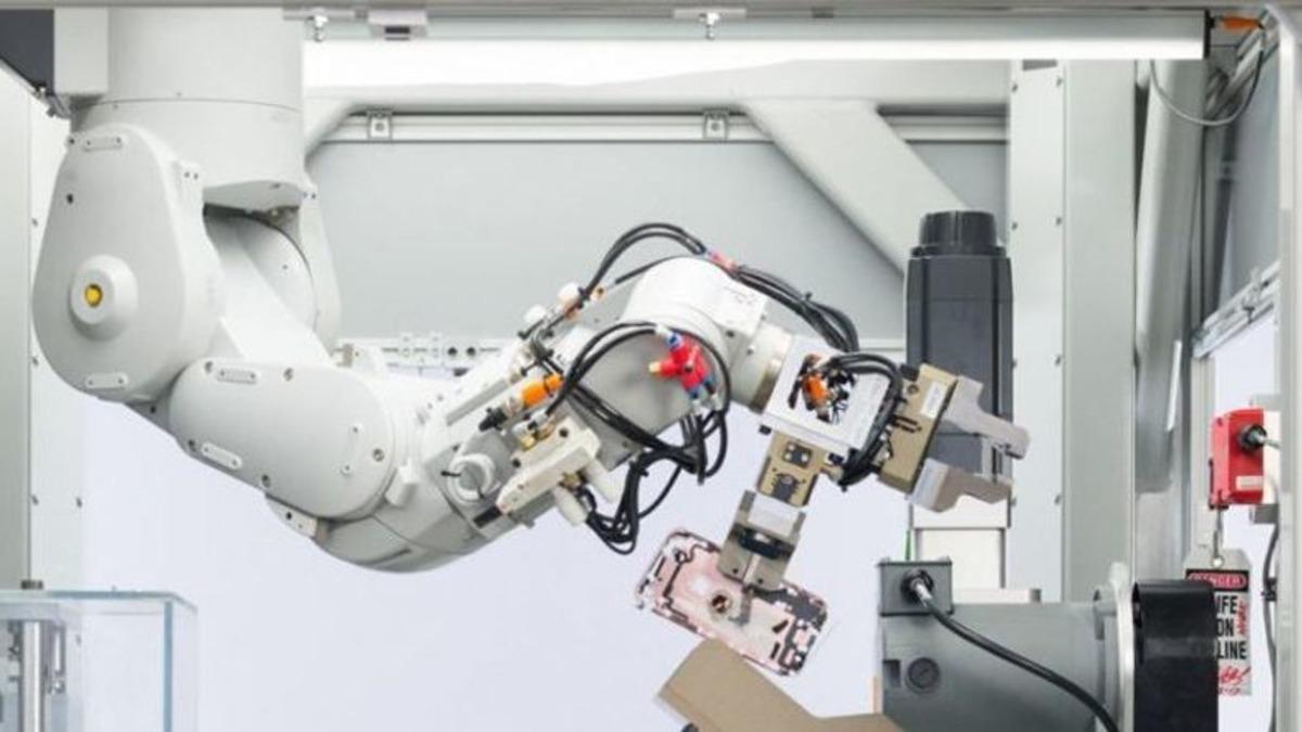 Yılda 1 Milyondan Fazla iPhone’u Parçalayan Dönüşüm Robotu Daisy Nasıl Çalışıyor?