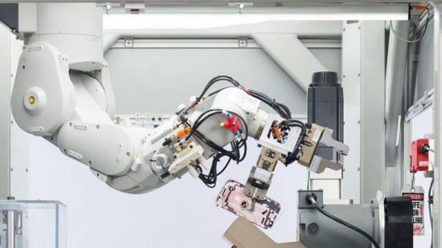 Yılda 1 Milyondan Fazla iPhone’u Parçalayan Dönüşüm Robotu Daisy Nasıl Çalışıyor?
