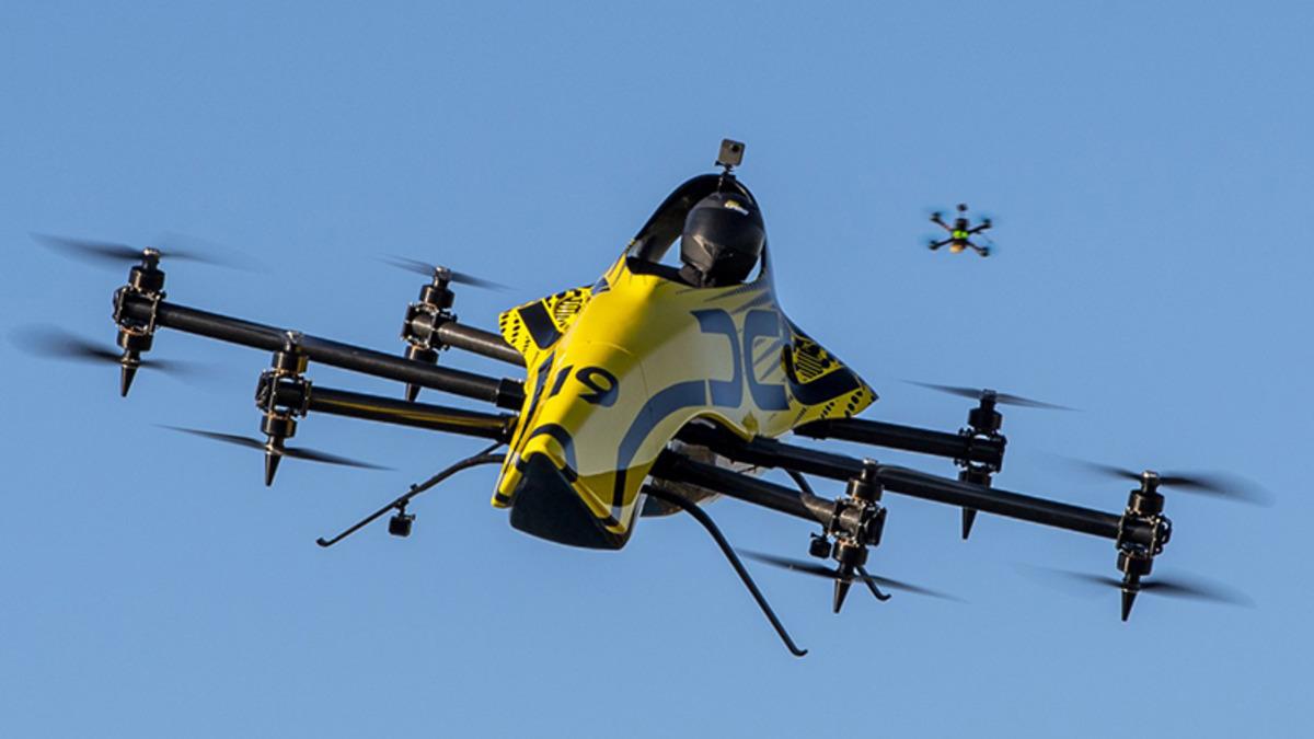 Dünyanın İlk İnsanlı Akrobasi Drone’unun Görüntüleri Yayınlandı (Video)