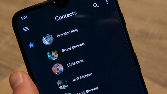 Google Kişiler’in Yeni Sürümüne Gelişmiş Karanlık Tema Değiştirici Eklendi