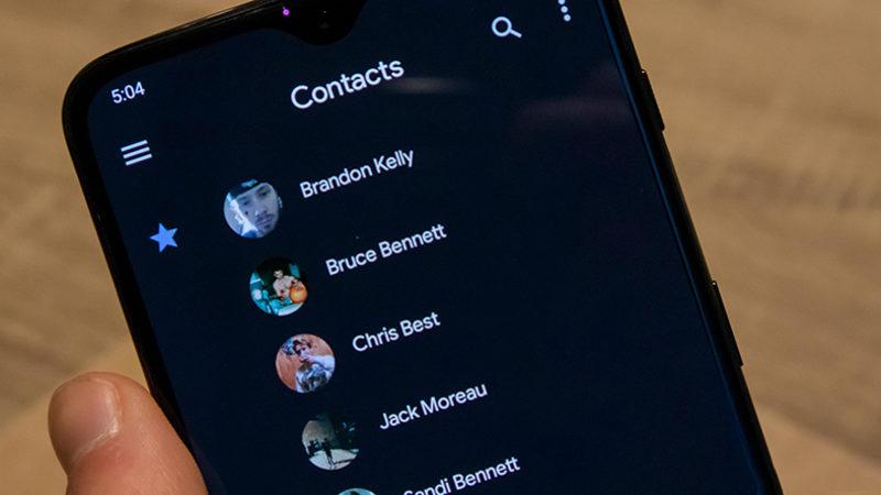 Google Kişiler’in Yeni Sürümüne Gelişmiş Karanlık Tema Değiştirici Eklendi