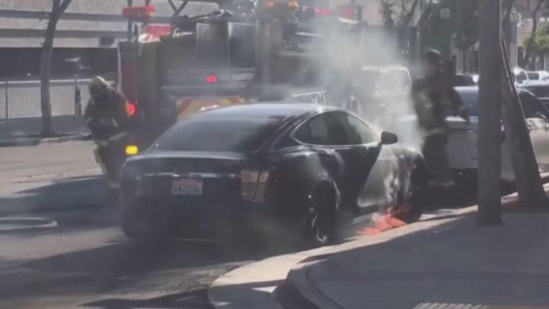 Bir Tesla Model X, Sebepsiz Yere Alevler İçinde Kaldı (Video)
