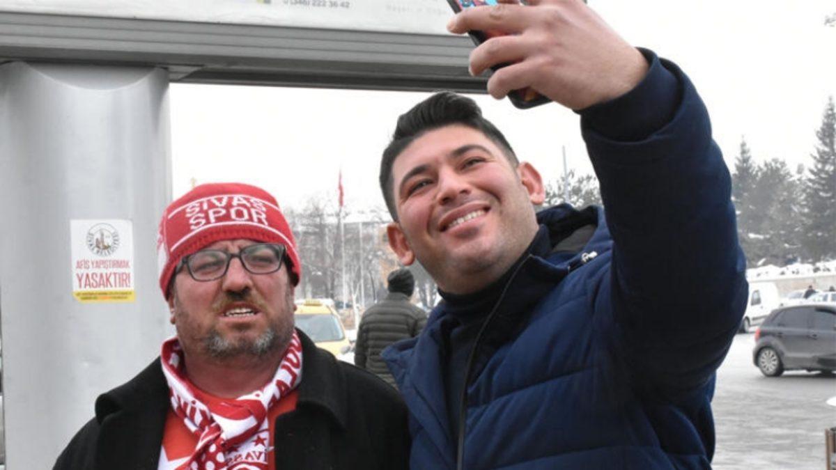 Sivasspor Taraftarı Fenomen Simitçi: ‘Sabaha Kadar Buradayız’ın Patentini Alacağım