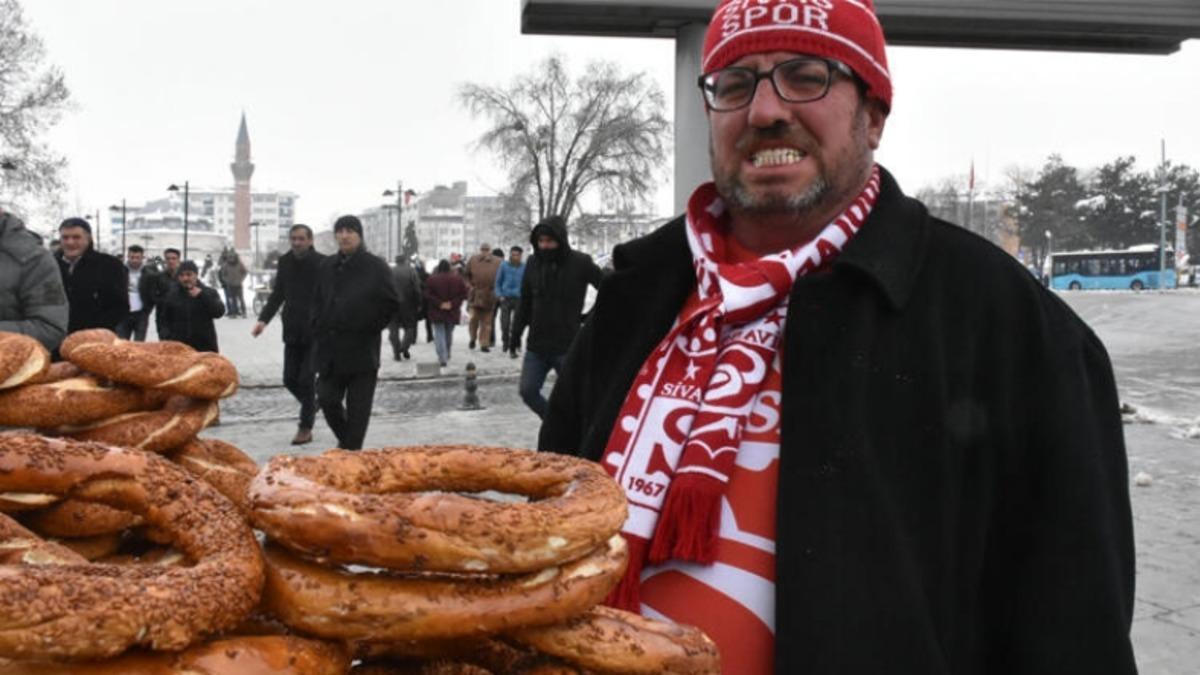 Sivasspor Taraftarı Fenomen Simitçi: ‘Sabaha Kadar Buradayız’ın Patentini Alacağım