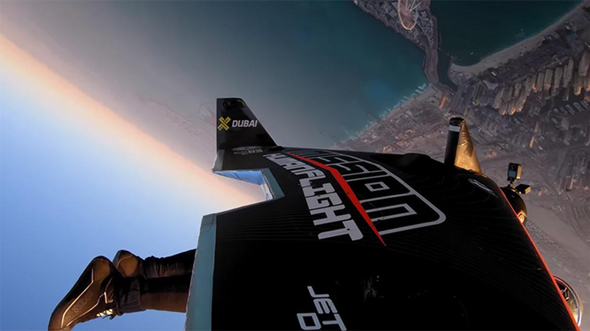 Bir Adam, Jet Roketli Kostümü ile 1500 Metre Yüksekliğe Çıkmayı Başardı