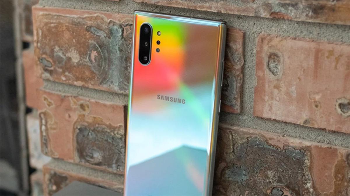 Samsung, Tüm Galaxy Telefonlara Yalnızca ’1’ Yazan Bir Bildirim Gönderdi