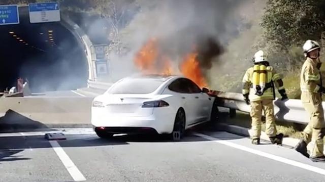 Bir Tesla Modeli Daha Park Halindeyken Alev Aldı