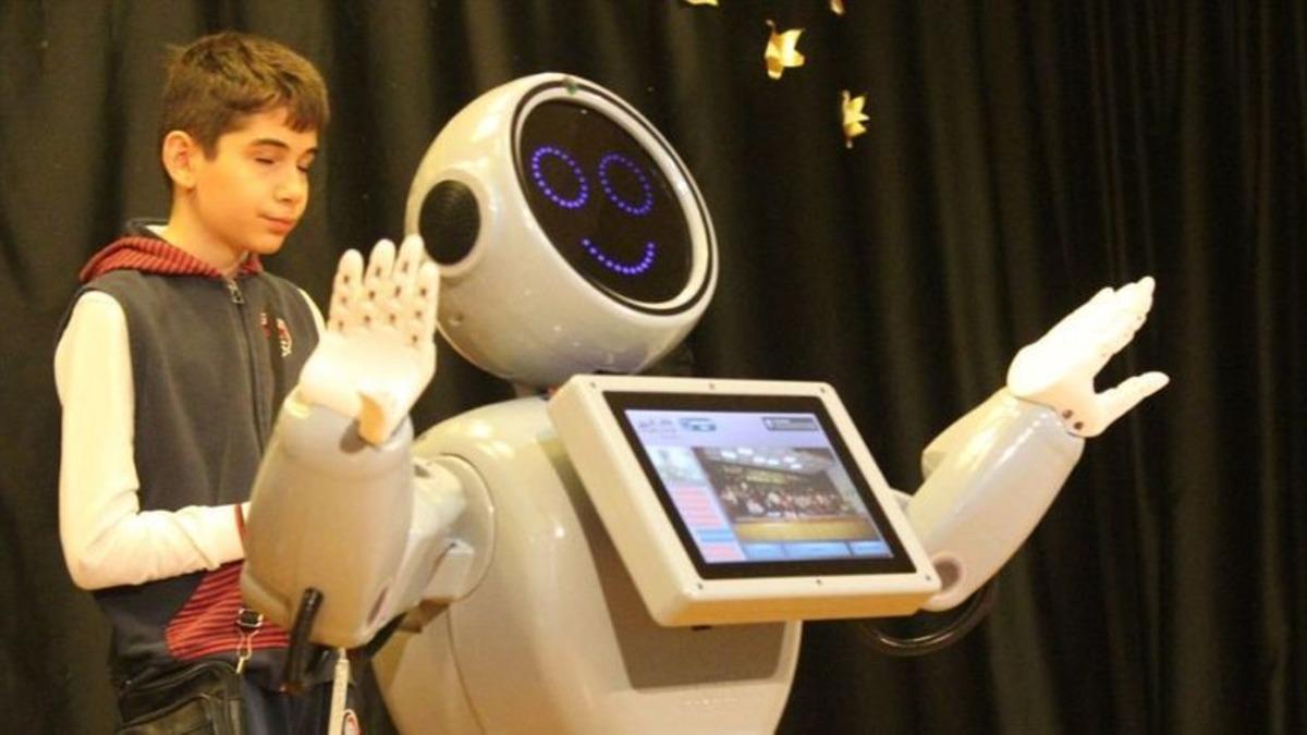 AkınRobotics’in Mini Robotu ADA: Ben Robot Sofia’dan Daha Zekiyim