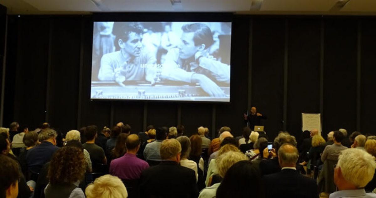 Apple’ın Eğitim Kadrosunda Profesyonel Bir Filozof Yer Alıyor