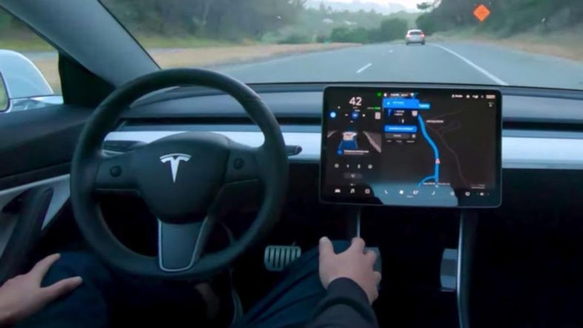 Tesla’dan Otopilot Grafikleriyle Yeni Otonom Araç Demosu (Video)