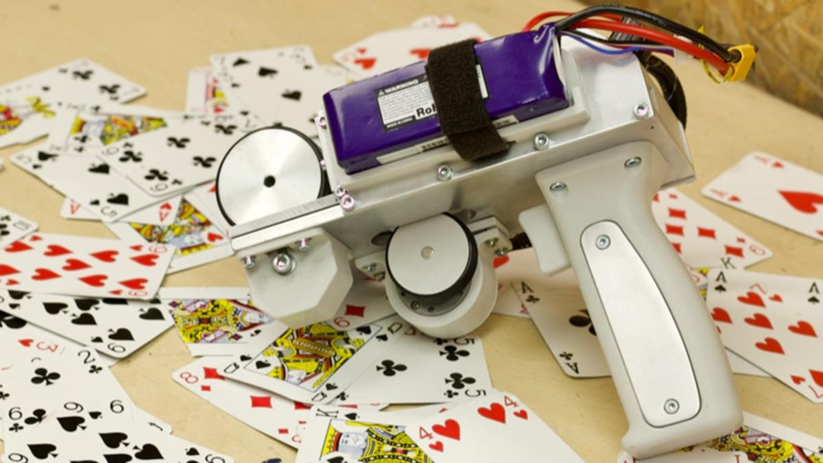 Bir YouTuber, 200 km/sa Hızla İskambil Kağıdı Fırlatabilen Bir Silah Geliştirdi (Video)