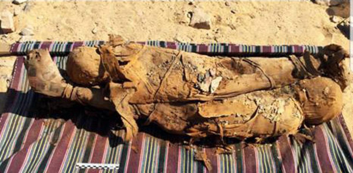 Mısır’da Arkeologlar, 30’dan Fazla Mumya Bulunan Toplu Mezar Keşfettiler