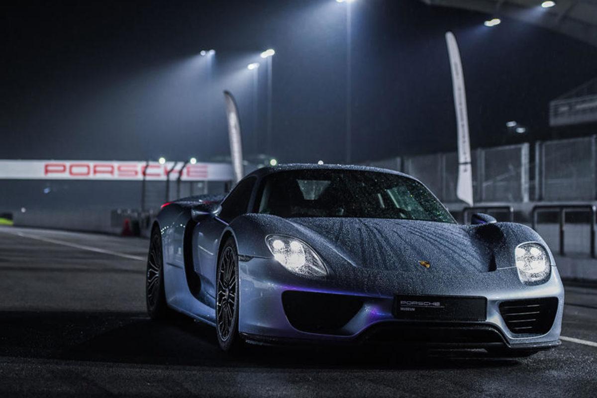 Porsche 918 Spyder, Bir Dakika Altında Saatte 345 km’ye Ulaştı (Video)