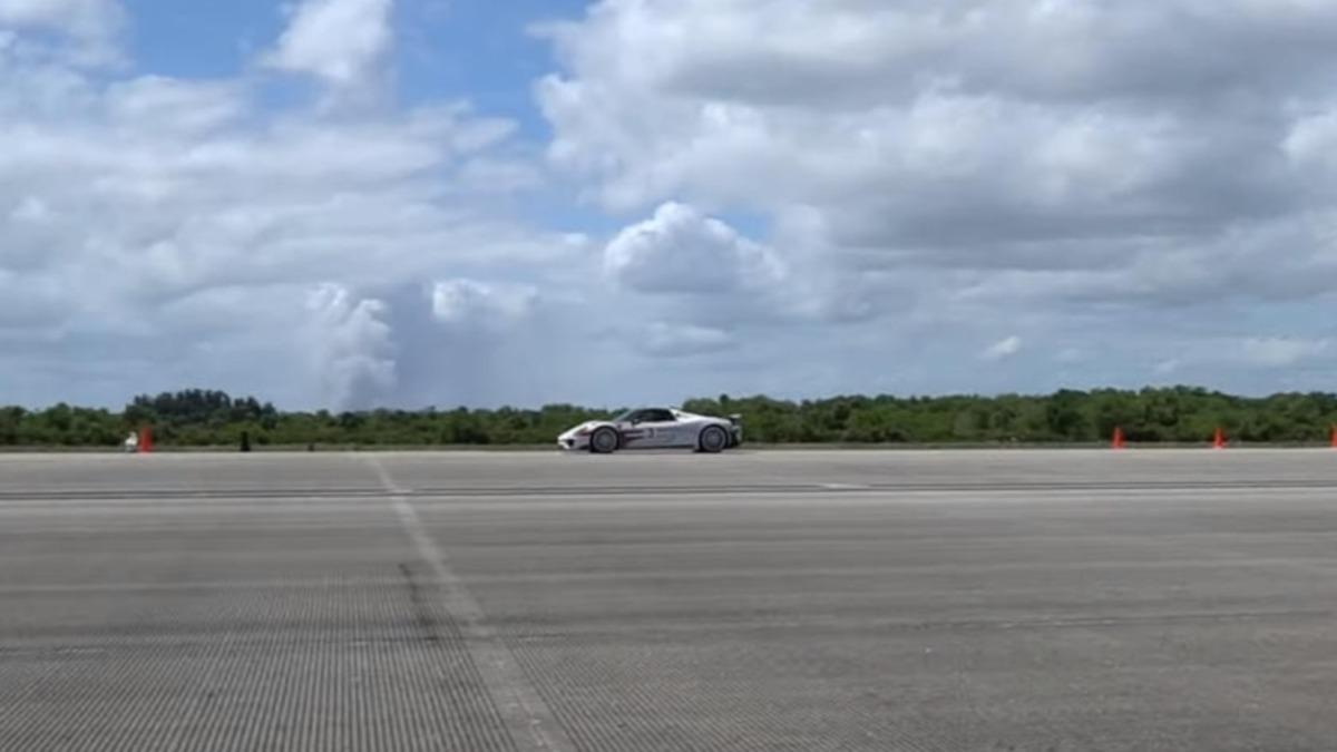 Porsche 918 Spyder, Bir Dakika Altında Saatte 345 km’ye Ulaştı (Video)