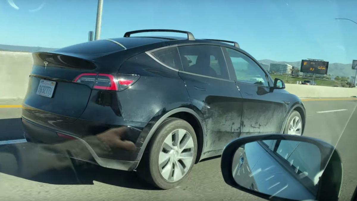 Tesla Model Y, Portbagajlı Bir Şekilde Yollarda Görüldü (Video)