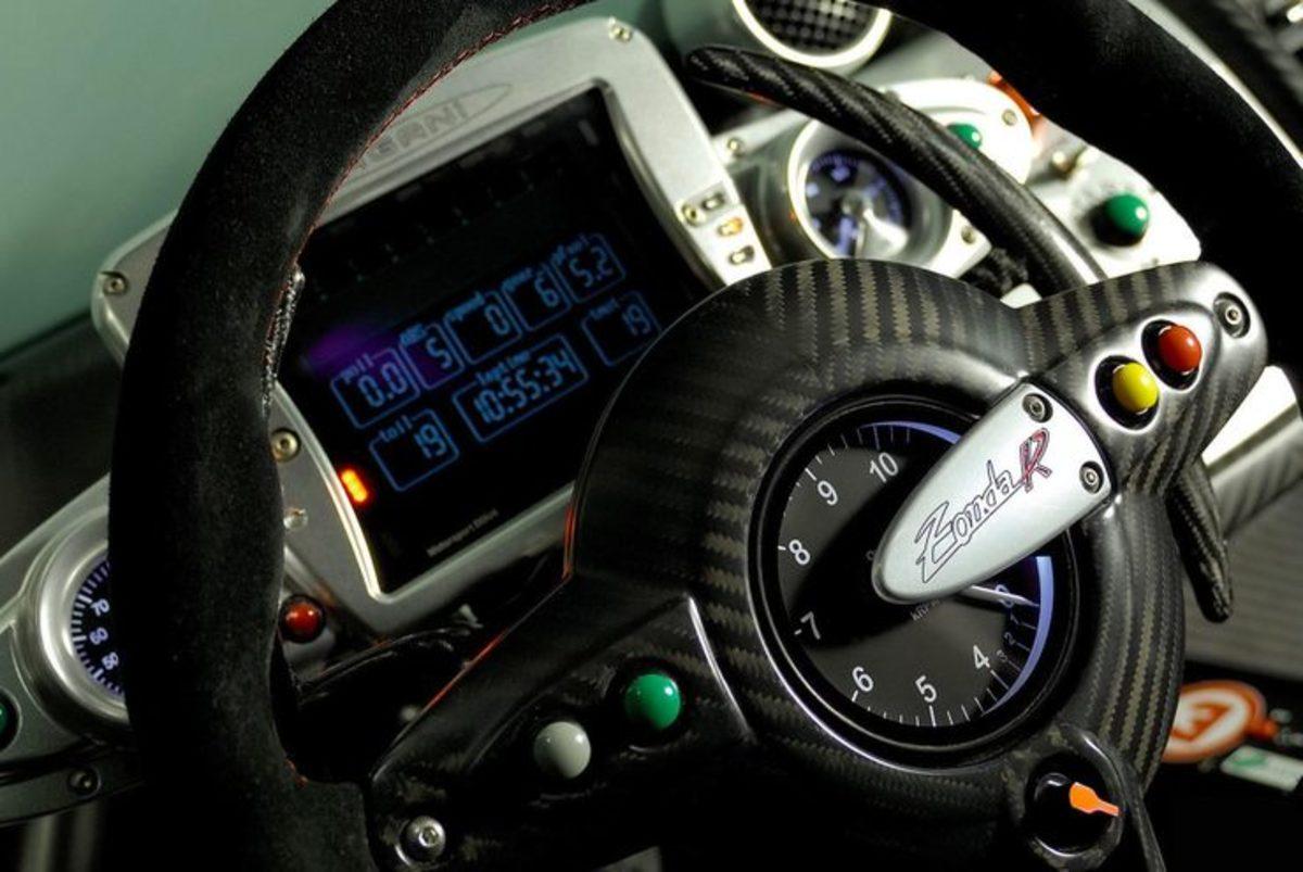 Spor Arabaları Bilim Kurgu Filminden Çıkmışa Döndüren 15 Direksiyon Tasarımı