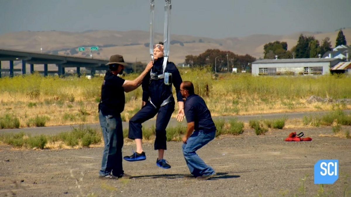 Koli Bandından Yapılmış Bir Paraşüt Hayatınızı Kurtarabilir mi? (Video)