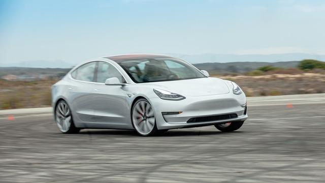 Tesla Model 3’ün Otomatik Pilotu, Bir Ailenin Hayatını Kurtardı (Video)