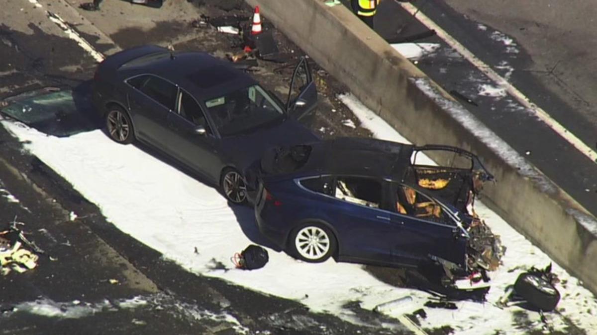 2018 Yılındaki Tesla Otopilot Kazasındaki Sürücünün Telefonla Oynadığı Doğrulandı