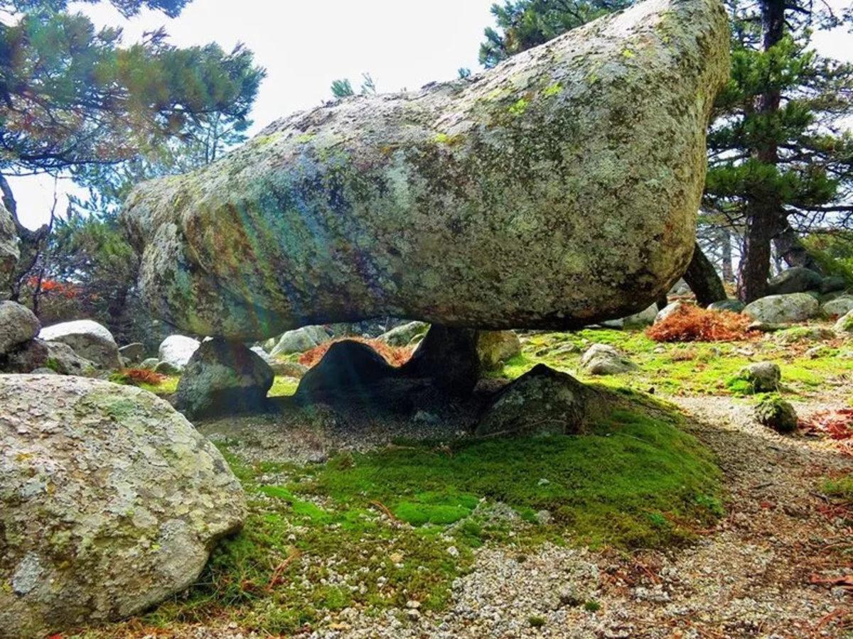 Kaz Dağları’nda Keşfedilen 5 Tonluk Bir Kaya, Adeta Uçuyormuş Gibi Görünüyor