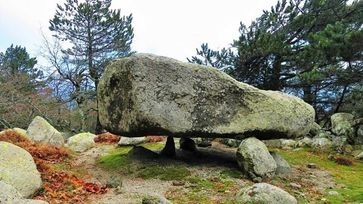 Kaz Dağları’nda Keşfedilen 5 Tonluk Bir Kaya, Adeta Uçuyormuş Gibi Görünüyor