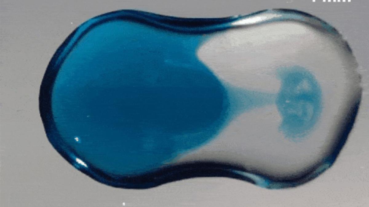 İki Damlacığın Yüksek Hızlı Kamerayla Çekilmiş İlginç Birleşme Anı (Video)