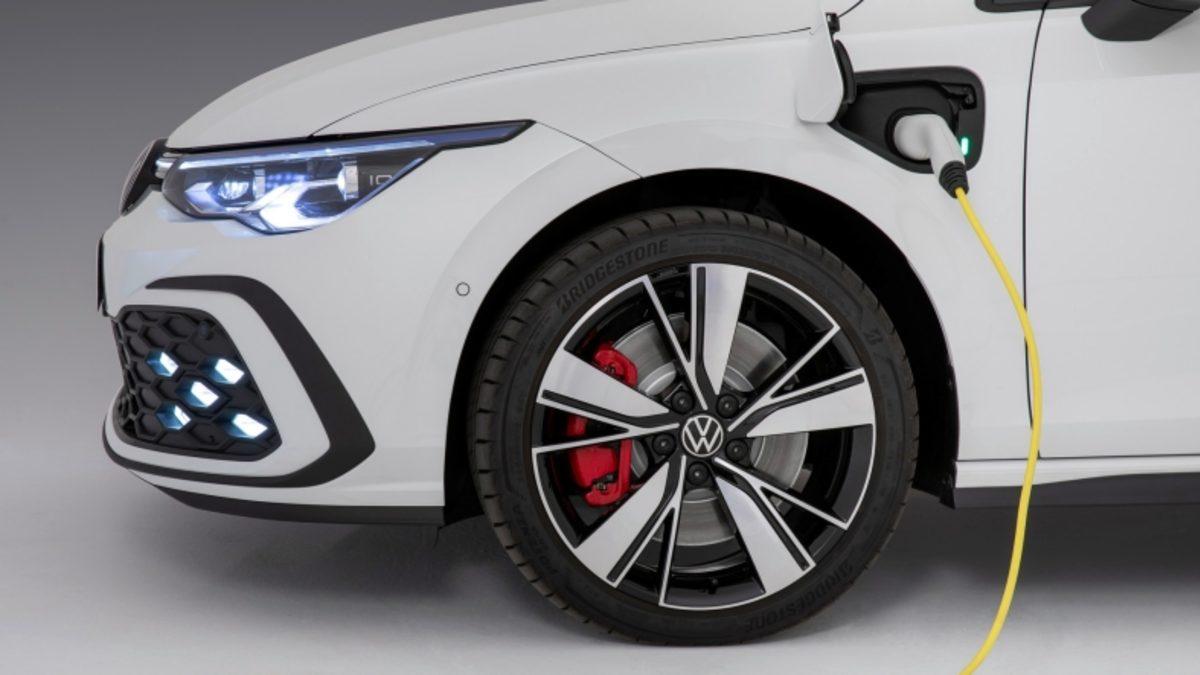 2021 Volkswagen Golf GTI ve GTE Hibrit, Dikkat Çeken Tasarımlarıyla Tanıtıldı