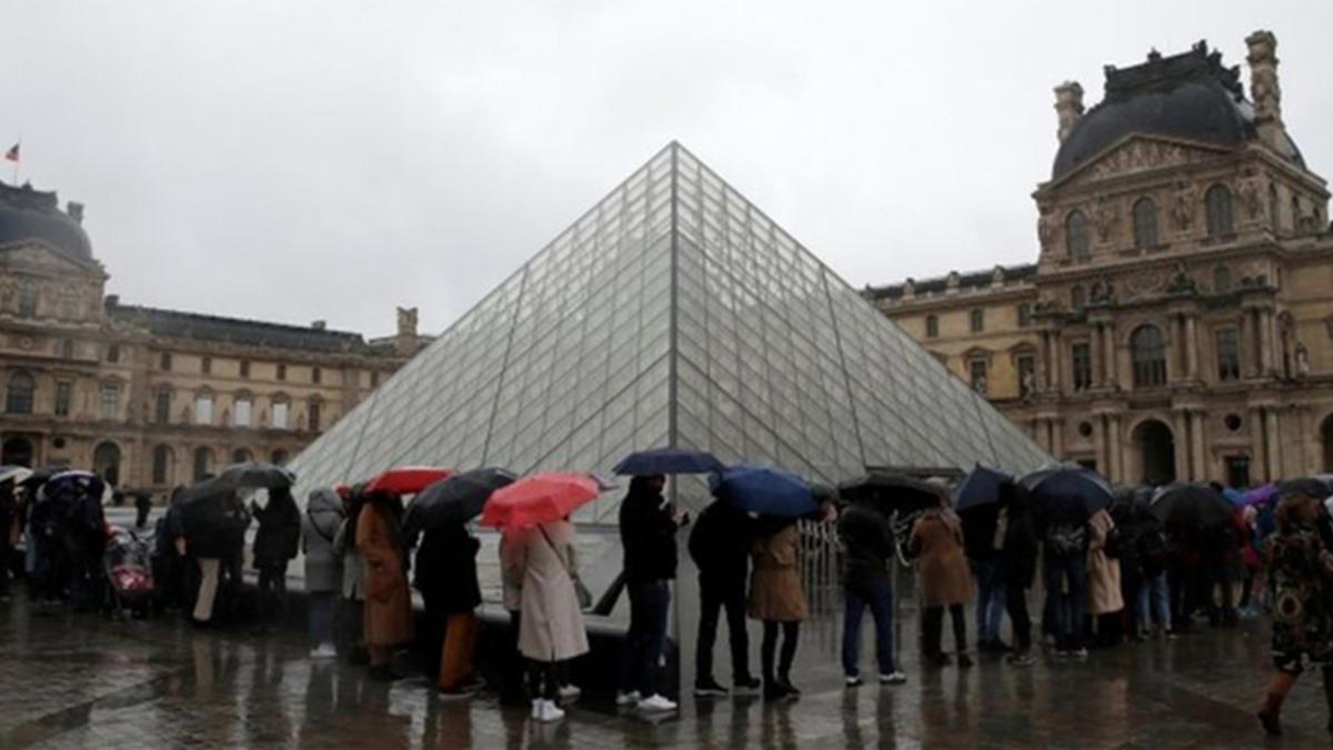 Ünlü Louvre Müzesi, Corona Virüsü Nedeniyle Kapatıldı