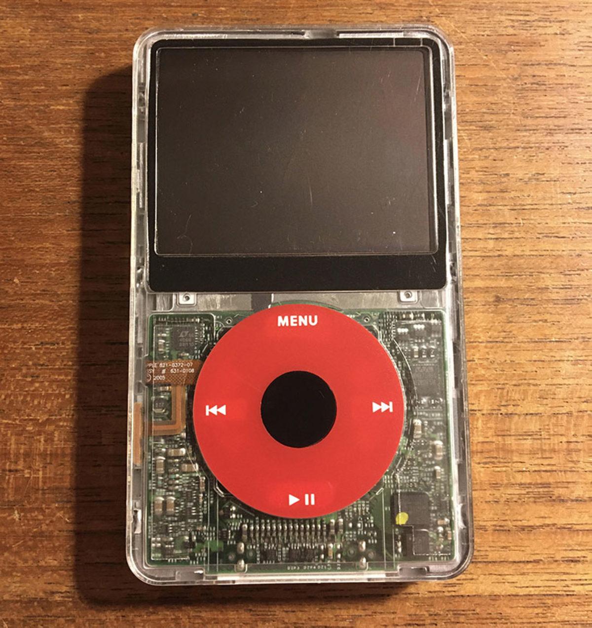 Bir Adam, Batarya Değişim Ücretini Ödememek İçin Kendi iPod’larını Tasarladı