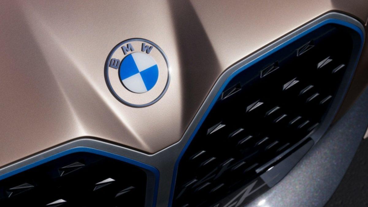 BMW, Köklü Değişiklikler Yaptığı Yeni Logosunu Tanıttı