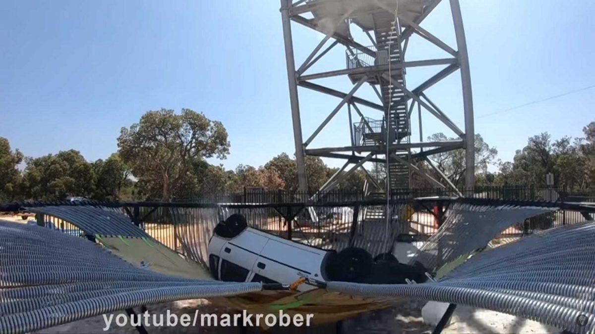 İki YouTuber, Dünyanın En Güçlü Trambolinini Yapıp Üstüne Araba Fırlattı (Video)