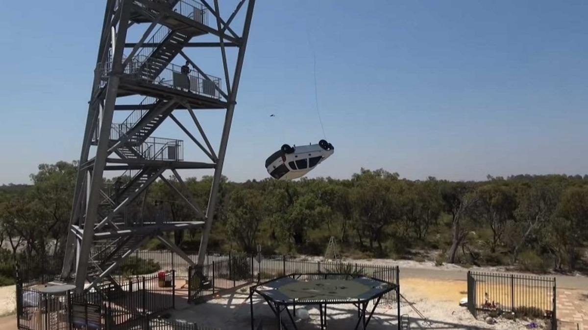 İki YouTuber, Dünyanın En Güçlü Trambolinini Yapıp Üstüne Araba Fırlattı (Video)