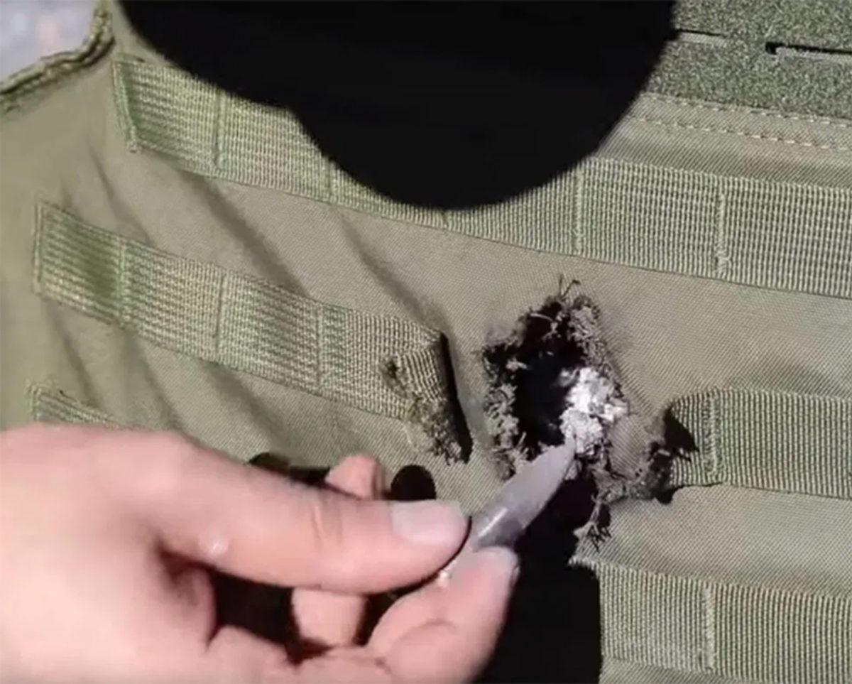 Silah Meraklısı YouTuber, Dünyanın İlk 50 Kalibrelik Kurşun Geçirmez Yeleğini Denedi (Video)