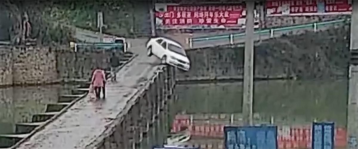 Bir Adam, Ehliyet Sınavından 10 Dakika Sonra Arabasıyla Köprüden Uçtu