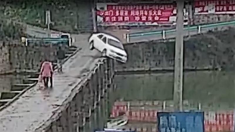 Bir Adam, Ehliyet Sınavından 10 Dakika Sonra Arabasıyla Köprüden Uçtu