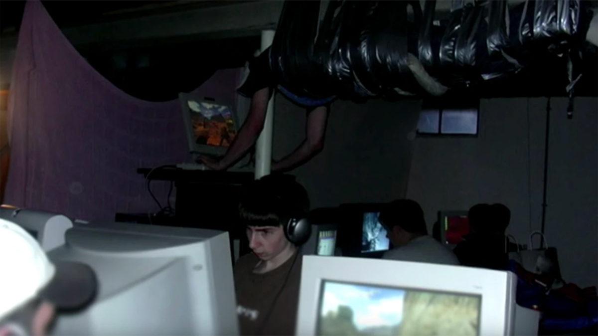 Tavana Bantlanmış Fenomen Oyuncu Fotoğrafının Gizemi Belgeselle Çözülüyor