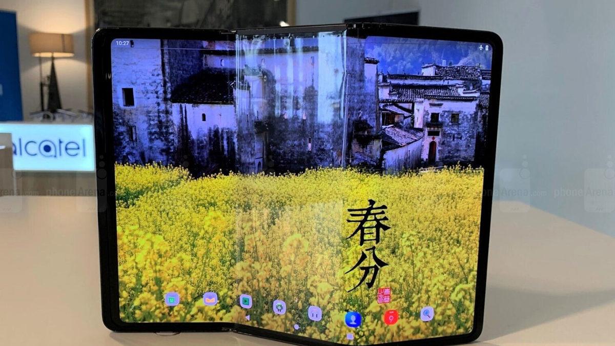 TCL, Katlanabilir Telefonlarda Çığır Açacak İki Yeni Akıllı Telefon Tanıttı