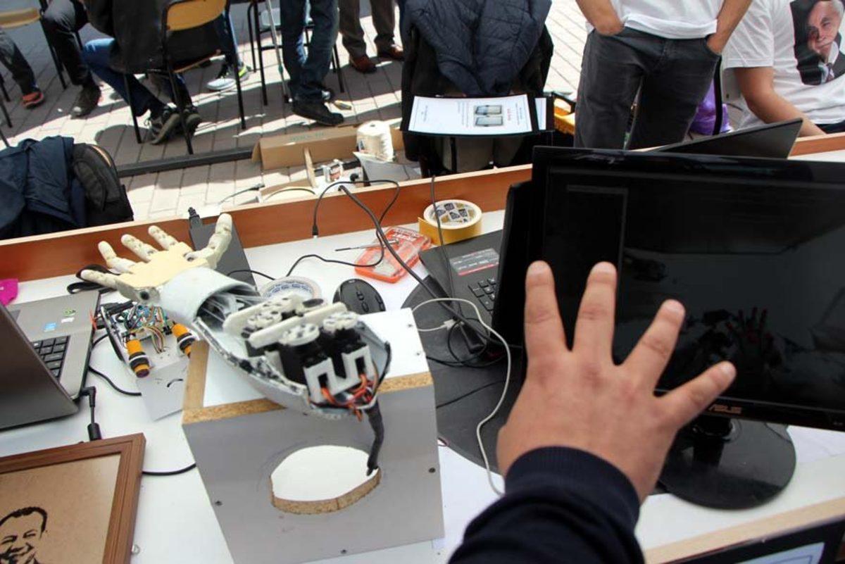 Türk Lise Öğrencileri, Bomba İmha Sırasında Kullanılabilecek Robotik Kol Üretti (Video)