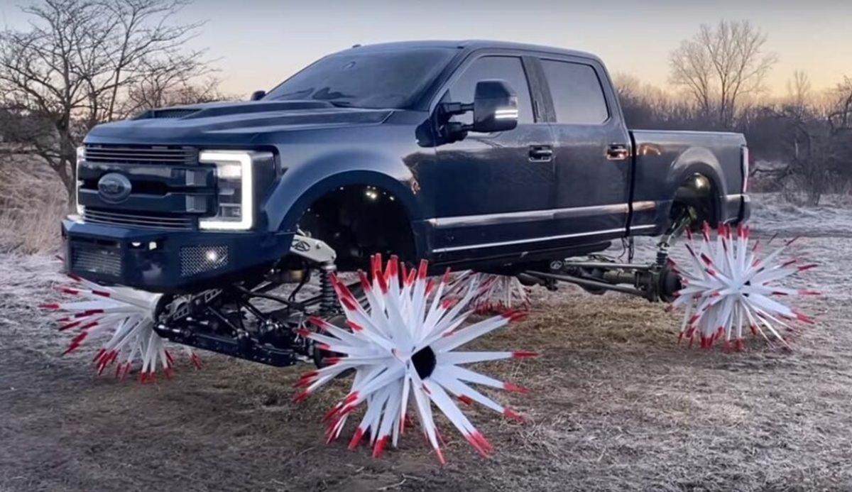 Bir YouTuber, Ford F-350 İçin Oldukça İlginç Tekerlekler Tasarladı (Video)
