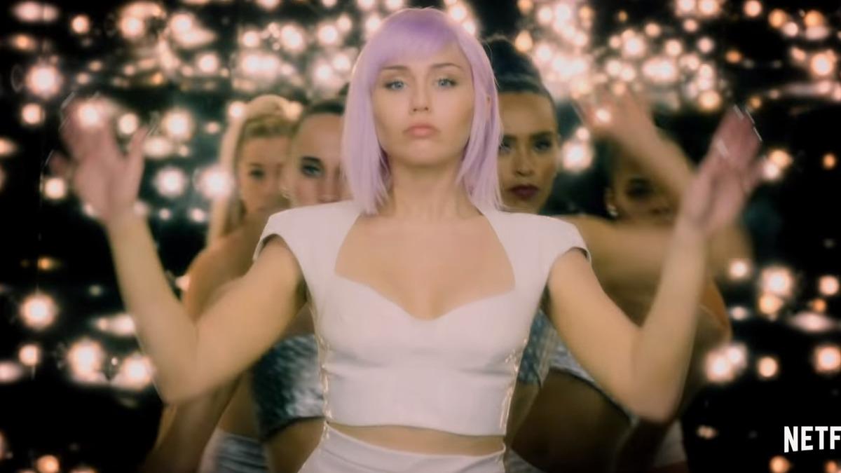 Black Mirror’ın Miley Cyrus ve Falcon’lu 5. Sezon İlk Fragmanı Yayınlandı