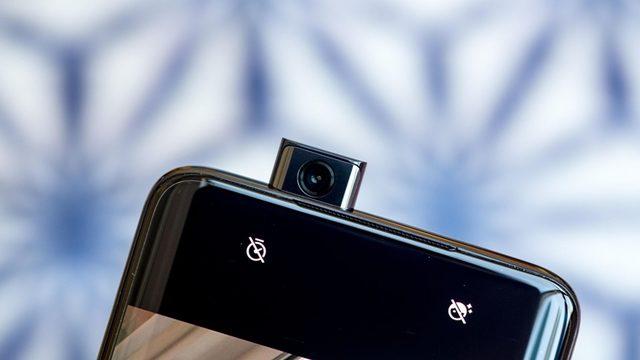OnePlus 7 Pro’nun Ön Kamerasıyla Beton Kalıbı Kaldırdığı Sağlamlık Testi (Video)