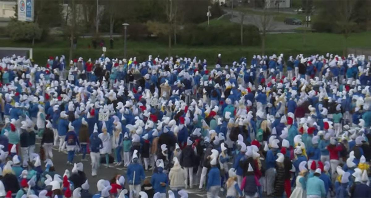 Binlerce İnsan, Corona Virüsüne Rağmen Şirinler Rekoru Kırmak İçin Toplandı